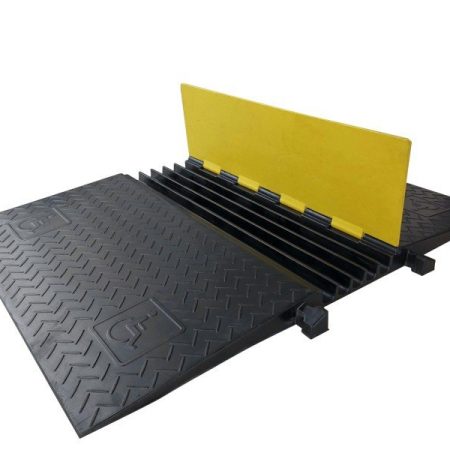 Zwart gele kabelbrug, met flauwe helling, speciaal voor minder valide en rolstoelgebruikers